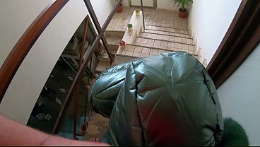 Coroa Safada Goza E Faz Boquete Com Gozada No Casaco Brilhante