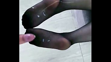 Coroa sensual adora receber gozada por todo o corpo molhada