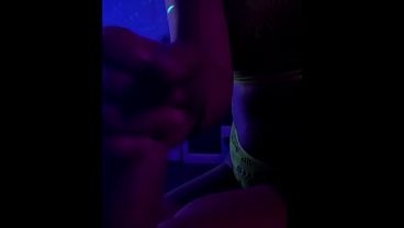 Ela Me Passa Óleo Para Me Excitar E Termina Apertando Forte