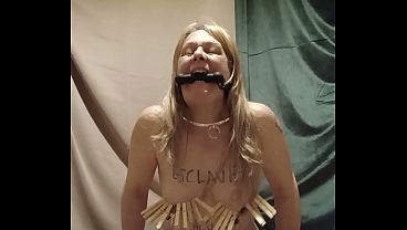 Escrava se masturba sozinha e apanha de cinta na suruba