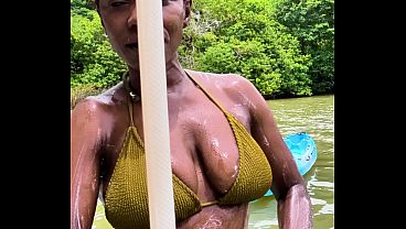 Lindas Vistas Da Selva Com Bolhas De Sabão No Biquíni Molhado