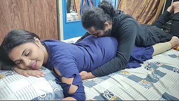 Marido enterra a língua bem fundo na bunda molhada da esposa