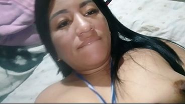 Me masturbo sozinha enquanto meu vizinho me observa