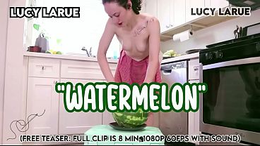 Melancia suculenta e refrescante em cena sensual intensa