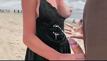 Milf Coroa Pega Um Estranho Em Uma Praia Pública Por Uma Aposta