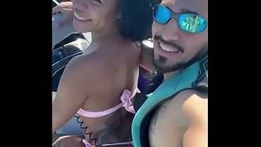 POV novinha safada traiu marido na areia com instrutor no jetski