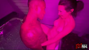 Suzanne Holly é fodida por negão grande na banheira de hidromassagem