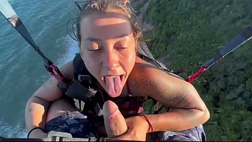 Travesti Faz Sexo Alucinante No Parapente Lá No Alto Das Montanhas