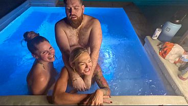 Trio Lésbico No Ofurô Com Deliah Grace E Scarlett Gozando