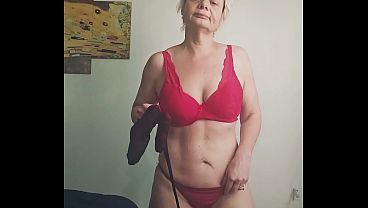 Um strip-tease sexy para começar o dia com tesão