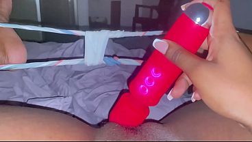 Vizinha me envia vídeo se masturbando sozinha quando o marido não está
